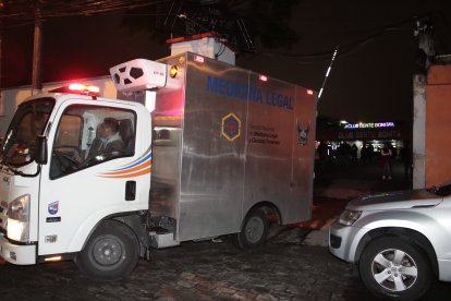 Los cuerpos fueron embarcados en el camión de Medicina Legal y luego los Transportaron hasta la morgue de la Policía.