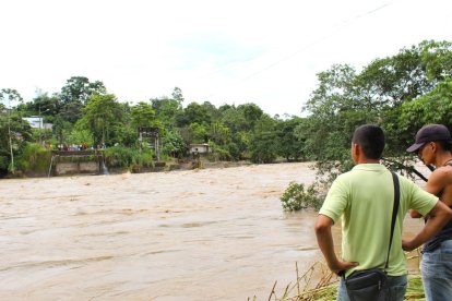 En dos ocasiones, Miguel Intriago se hizo señas con su novia para confirmar que estaba al otro lado del río.