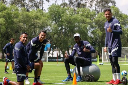 El volante Danny Luna (izq) y sus compañeros listos para enfrentar a El Nacional.