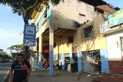 Estructuras afectadas y al menos 13 fallecidos se registraron tras el sismo en Ecuador.