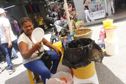 Maribel Vernaza, por el susto, dejó botada su canasta de bollos. Pero luego regresó y los vendió toditos.