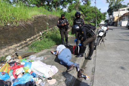 El hombre fue auxiliado por agentes policiales que llegaron a la zona.