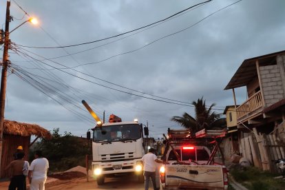 Personal de CNEL tuvo que asistir en varios sectores del país.