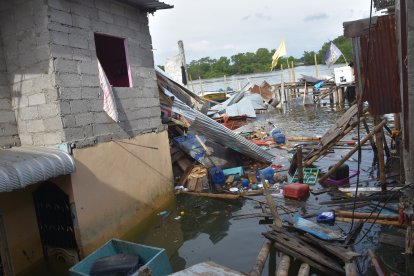 La casa colapsó en el estero Huaylá del barrio 4 de Abril donde murieron cinco miembros de una familia, entre ellos dos menores de edad.