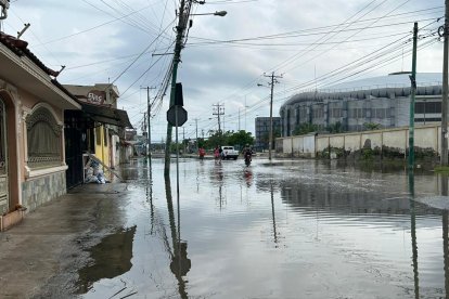 La ciudadela 9 de Octubre, hasta las 07:30 del domingo, estaba bajo más de 30 centímetros de agua.