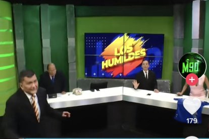 Momentos del temblor que se vivió en el programa Los Humildes de Marca 90. Al final se quedó solo el Ab. Roberto Bonafont.
