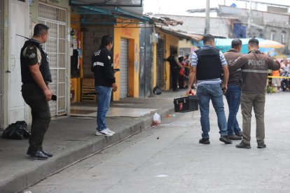 En el sitio se agruparon agentes policiales para indagar el caso.