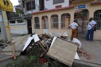 Parte del techo y de una pared se cayeron en la  casa que alquilaban los dueños del can.