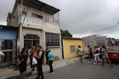 Al establecimiento llegaron agentes policiales para retirar el cadáver e iniciar las indagaciones.