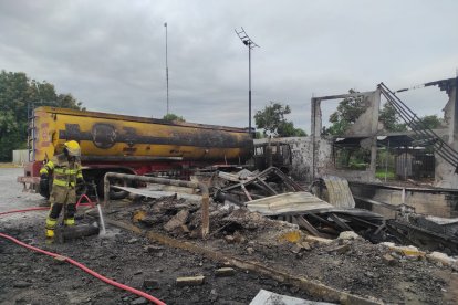 En el sitio, los bomberos lograron controlar las llamaradas. Una persona perdió la vida y otra sobrevivió.