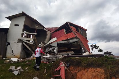 Una de las casonas que quedó inservible en  la parroquia de Baños, en Cuenca.
