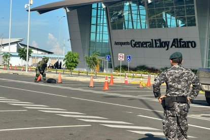 Personal de Policía tomó procedimiento ante el equipaje sospechoso.