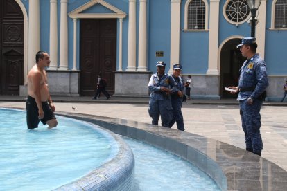 10-03-2023- En la plazoleta de la iglesia San Francisco una persona mareada y el calor intenso le obliga a meterse al agua, los metropolitanos lo sacan del lugar.