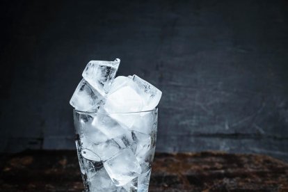 Referencial. Predicen catástrofes en Ecuador por medio de un vaso con hielos