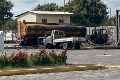 En el lugar del siniestro permanece un tanquero con cuatro mil litros de combustible.