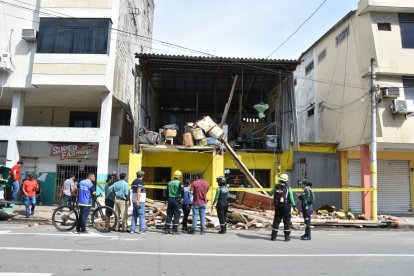 La mañana de ayer continuaban removiendo escombros entre las casas que se desplomaron.