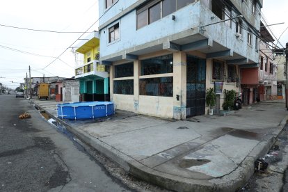 En esta esquina estaban Jennifer Peñafiel (arriba) y Sara Barre cuando fueron asesinadas.