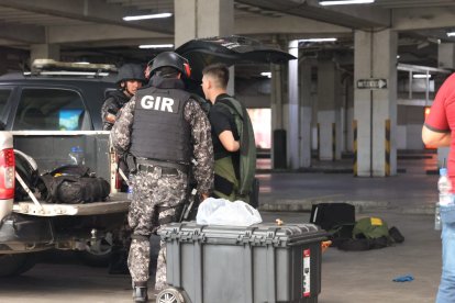 Policía detona artefacto explosivo en centro comercial