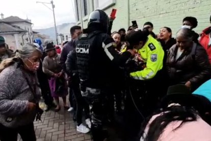 una mujer policía ayudó en la emergencia.