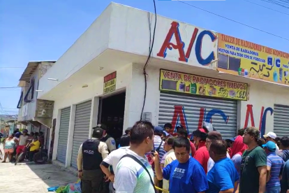 Tras el ataque, Cecilio Antonio García cayó al pie de su local.