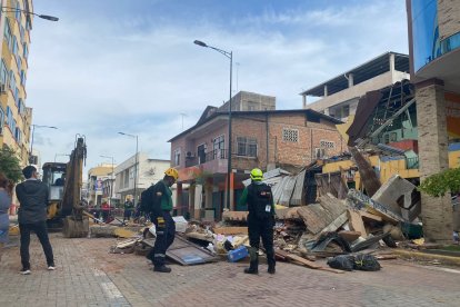En la calle Boyacá entre Juan Montalvo y Páez murieron tres personas por el colapso de una vivienda.