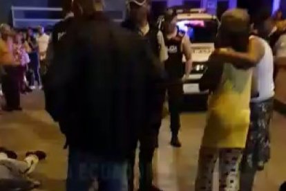 El cuerpo de Freddy Vicente Ortega quedó sobre la calzada. Familiares llegaron al lugar.