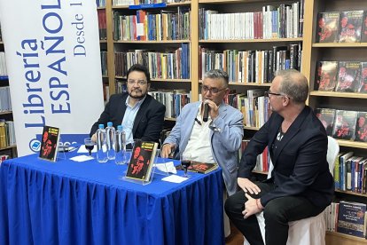 Durante la presentación de su obra, Esteban Michelena (centro) estuvo acompañado de Rubén Darío Buitrón (derecha) y Sébastien Mélières.