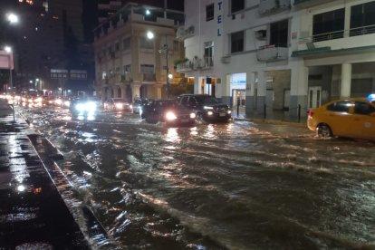 Se desbordó el río Guayas, cerca del Malecón 2000