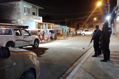 Los criminales llegaron en un carro gris y en una motocicleta. Las víctimas estaban afuera de un inmueble.