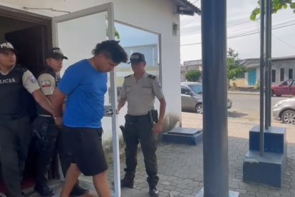 El detenido estaba en el vehículo que está registrado como robado, según información policial.