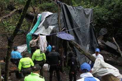 En medio del bosque se hallaron casuchas hechas con palos y plásticos. Adentro habían colchones, ropa y cobijas.
