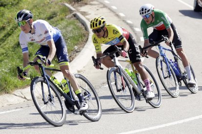 Richard Carapaz (c) lideró la fuga en la tercera etapa de la prueba español