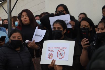Los padres de familia fueron con carteles hasta el colegio, para pedir respuestas.