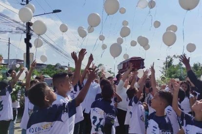 Los globos blancos de los alumnos de la escuela de fútbol Victoria para su mentor Juan Carlos Macías.