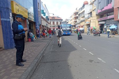 Buses urbanos empezaron a circular en Ambato luego de 10 días de paralización.