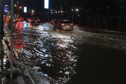 La avenida Malecón se inundó.