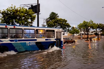 Así permanecen las calles del norte de Guayaquil, tras la tormenta eléctrica registrada desde la madrugada.