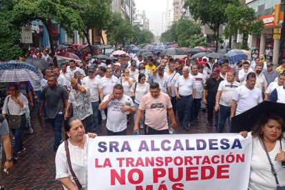 El líder de Fetug, Christian Sarmiento, junto al resto de transportistas exigen el aumento del pasaje de bus a 40 centavos.