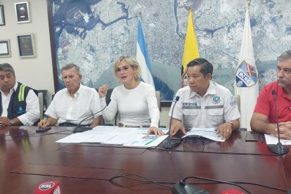 Alcaldesa de Guayaquil reitera que no subirá el precio del pasaje. Pide que la Gobernación reaccione ante el caos de los choferes.