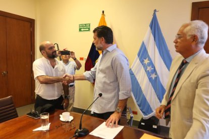 El gobernador del Guayas Francesco Tabacchi y Christian Sarmiento de la Fetug dialogarán el 5 de abril con Aquíles Álvarez sobre el incremento del pasaje de bus.