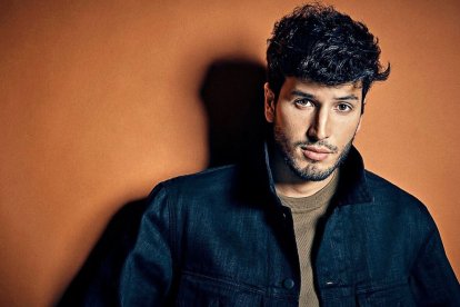 Cada vez más artistas revelan sin tabúes lo que viven bajos las sábanas. El intérprete de 'Tacones Rojos' deja boquiabierta a sus fans.