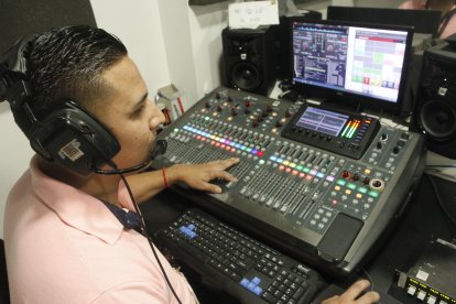 Onofre es el genio detrás de las frases comprometedoras del programa ‘esto es fútbol’ de marca 90. Siempre le pone el color y hace sonrojar a los presentadores.