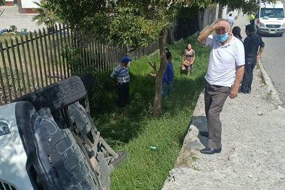 Pareja de esposos de la tercera edad se llevó el susto de sus vidas al volcarse