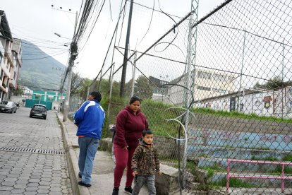Vecinos temen que un día los ‘tallarines’ les caigan en la cabeza.