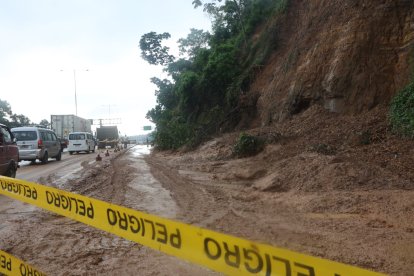 Derrumbe ocasiona tráfico en la vía Perimetral.