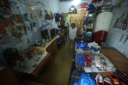 Elsa Ruiz caminaba en la laguna en que se convirtió su vivienda, ubicada en Sauces. Pasaron toda la madrugada sacando el agua.