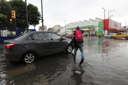 Julio se fue a pie de su casa al hospital Francisco de Icaza, para llevar medicina a su hija que está internada allí.