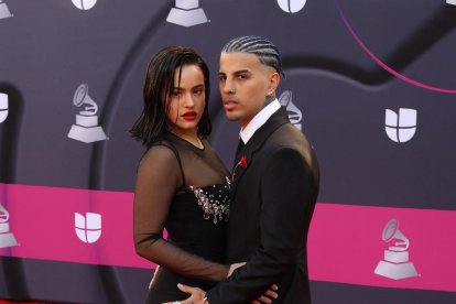 La española y el puertorriqueño anunciaron su compromiso en su primera canción 'Beso'.