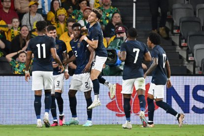 Jeremy Sarmiento (centro) festejando con Félix Torres el gol de Ecuador.