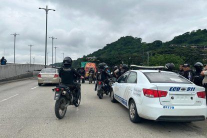 El individuo trató de escapar, se bajó del auto y salió corriendo, cayó en la calle de al frente.